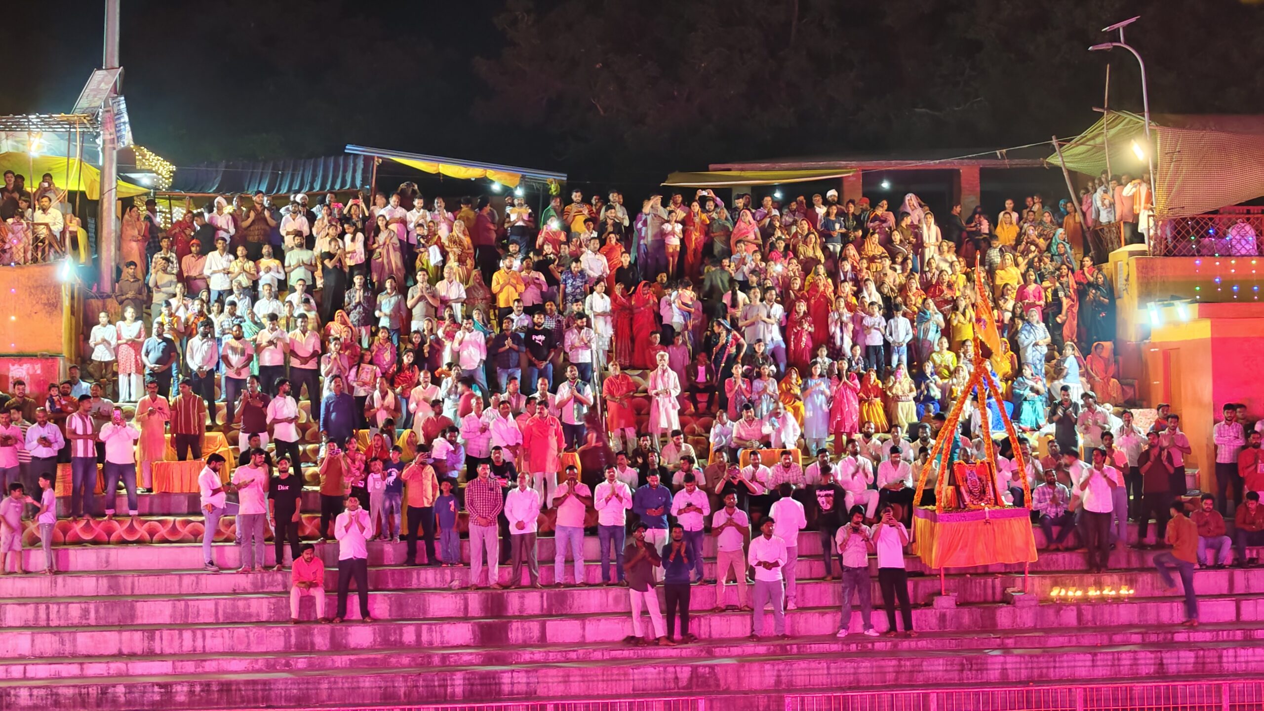 विजेथुआ धाम में 201वीं महाआरती पर उमड़ा जनसैलाब, काशी की तर्ज पर हुई भव्य गंगा आरती