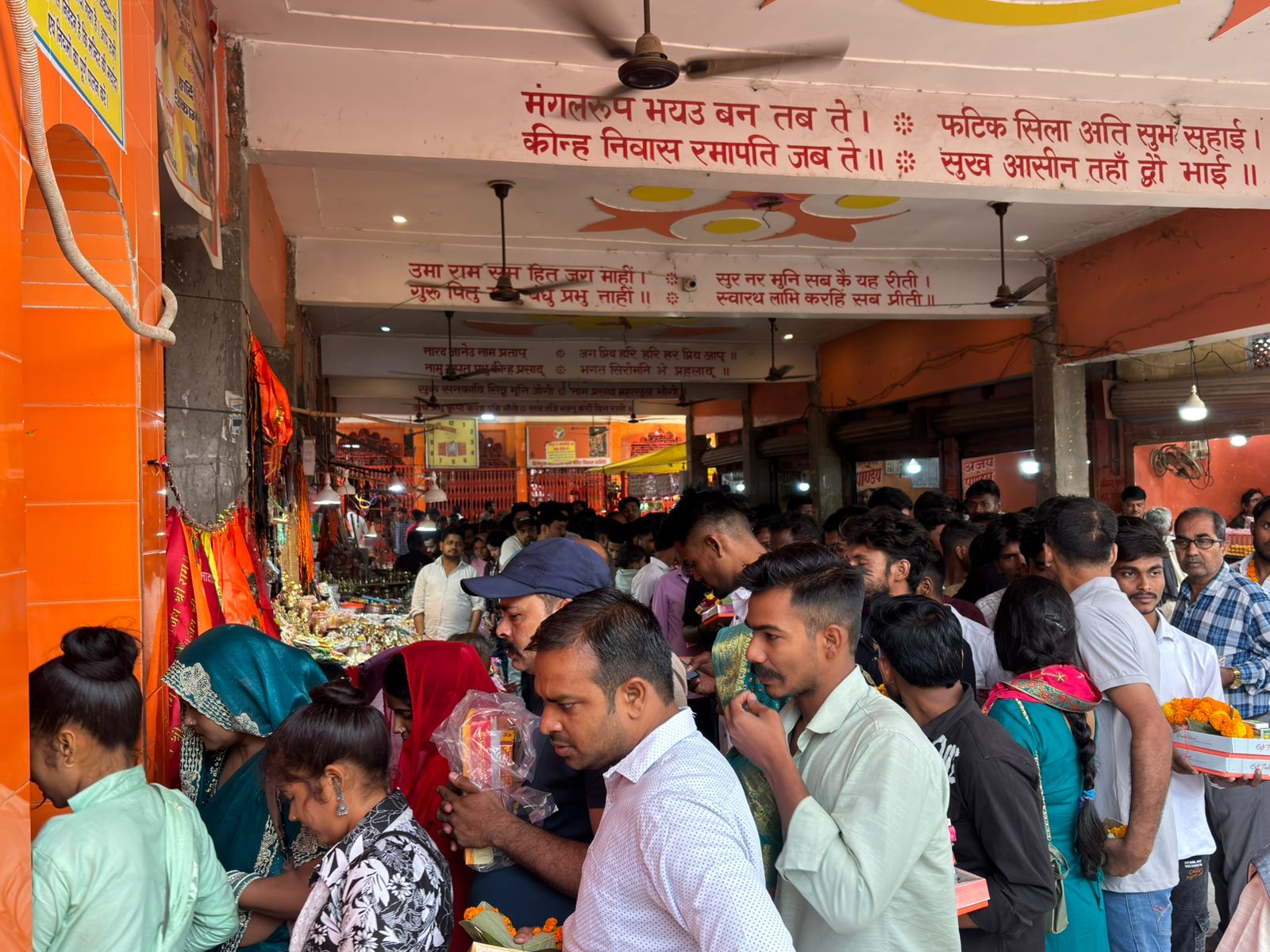 मंगलवार को विजेथुआ महावीर धाम में दर्शन पूजन के लिए हनुमान जी की एक झलक पाने को बेताब भीड़