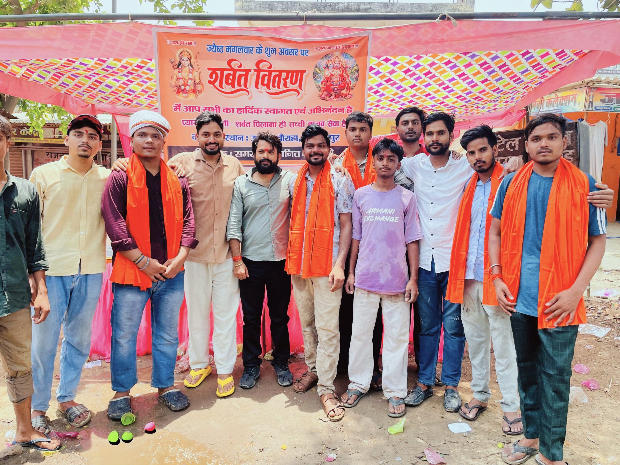 उत्तर प्रदेश में बढ़ती हीट वेब में उघड़पुर जिला सुल्तानपुर में नवयुवक दल के युवाओं द्वारा ज्येष्ठ मंगलवार के उपलक्ष में राहगीरों में बांटा गया शीतल शर्बत