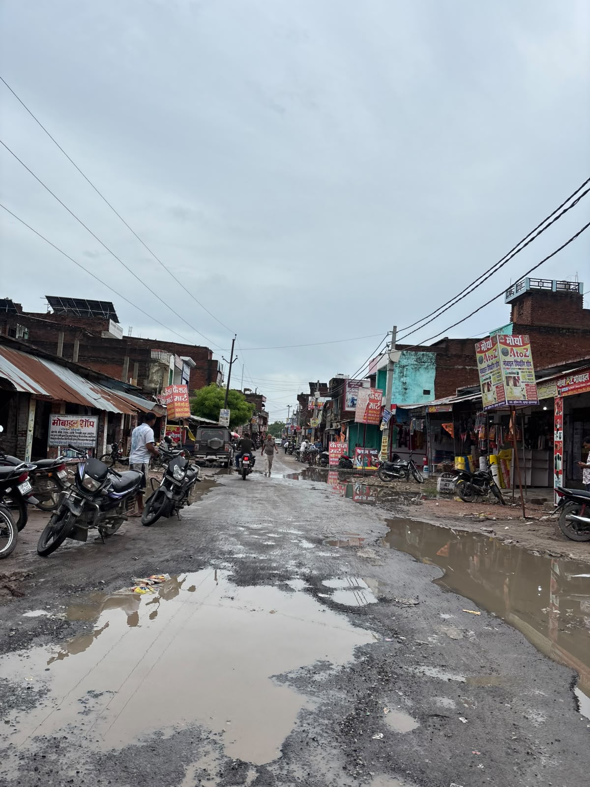 झमाझम बारिश ने जहां एक तरफ लोगों को उमस भरी गर्मी से राहत दी है, वहीं दूसरी ओर जल निकासी की लचर व्यवस्था ने राहगीरों की मुश्किलें बढ़ा दी हैं।