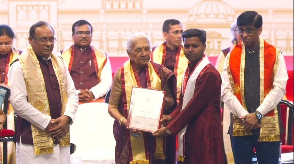 एसकेडी एकेडमी के B.V.A. छात्र शुभम भारती लखनऊ विश्वविद्यालय के 69वें दीक्षांत समारोह में कांस्य पदक से सम्मानित