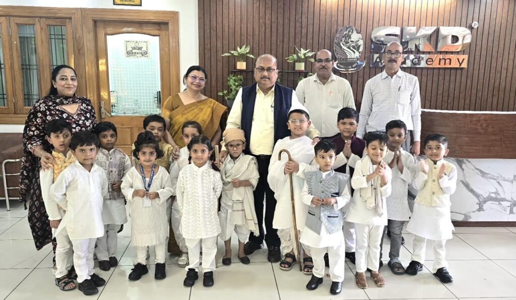 एसकेडी एकेडमी एवं एसकेडी इंटरनेशनल स्कूल की सभी शाखाओं में धूमधाम से मनाई गई गांधी जयंती और लाल बहादुर शास्त्री जयंती